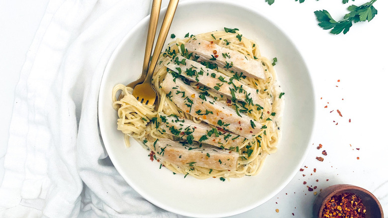 chicken with parsley and spaghetti