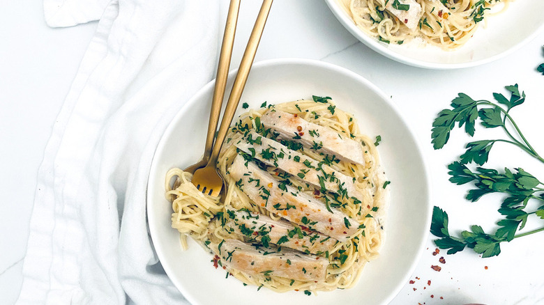 chicken with parsley and spaghetti