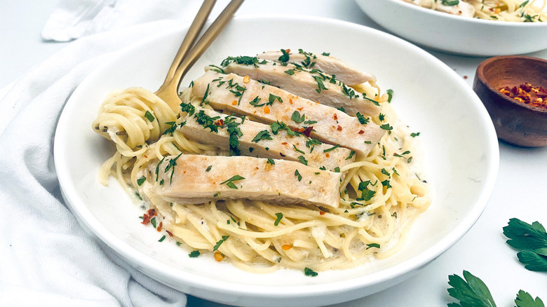 chicken with parsley and spaghetti