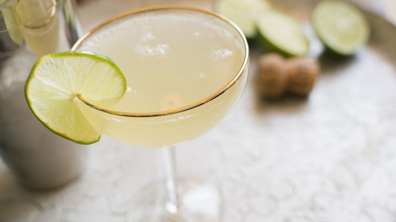 daiquiri cocktail with limes