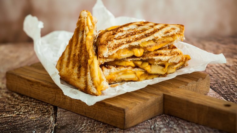 grilled cheese with apple 