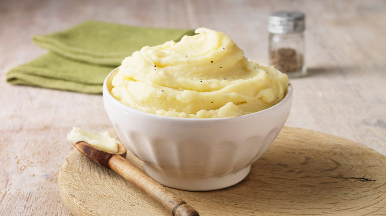 Bowl of mashed potatoes