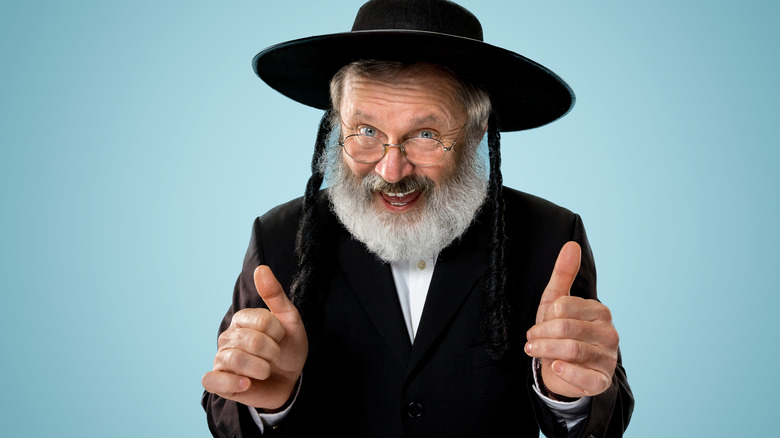 Rabbi gives two thumbs up