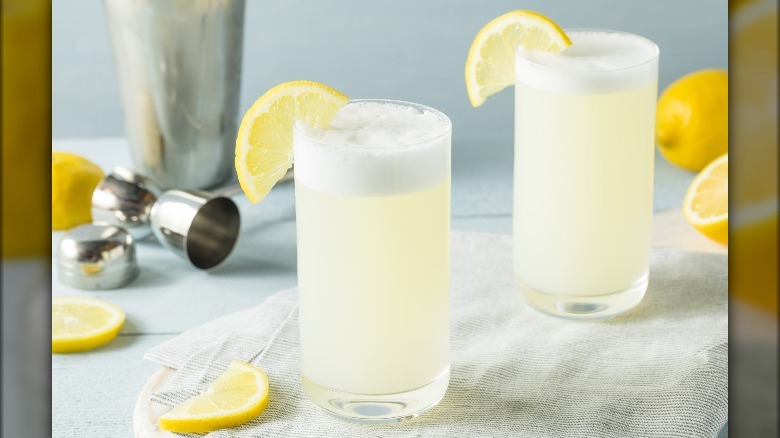 Gin Fizz cocktails with lemons