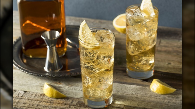 Whisky Highball with lemon wedges