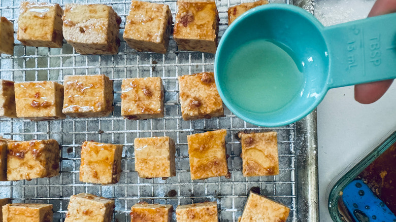 drizzling oil over tofu