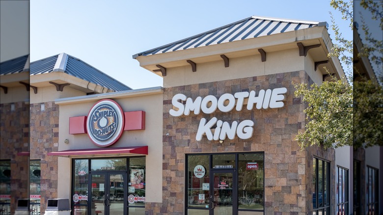 Exterior shot of a Smoothie King