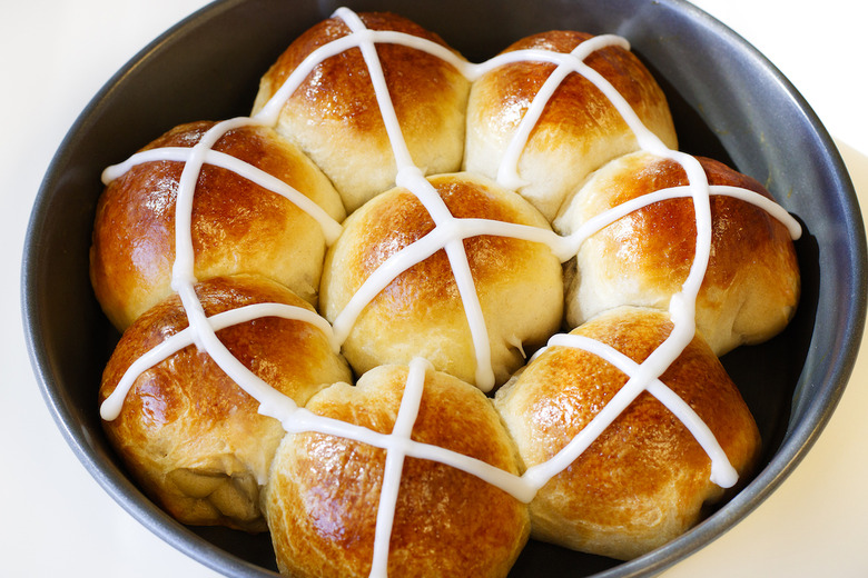 Hot cross buns (England)