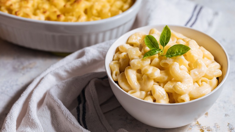 macaroni and cheese in bowl