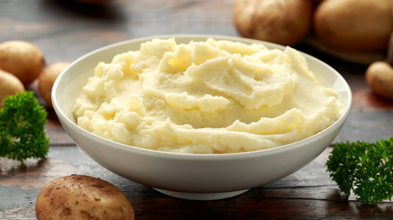 Mashed potatoes in a bowl.