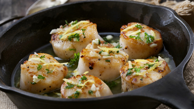 Scallops in skillet