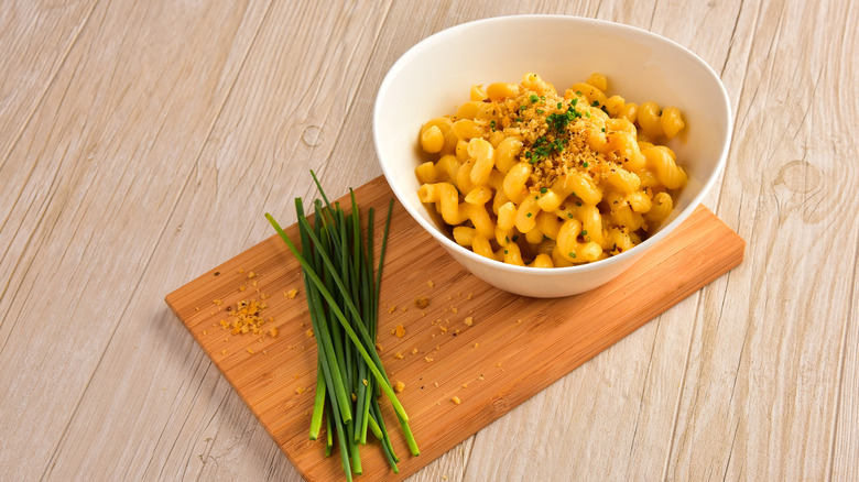 Mac and cheese with chives and breadcrumbs