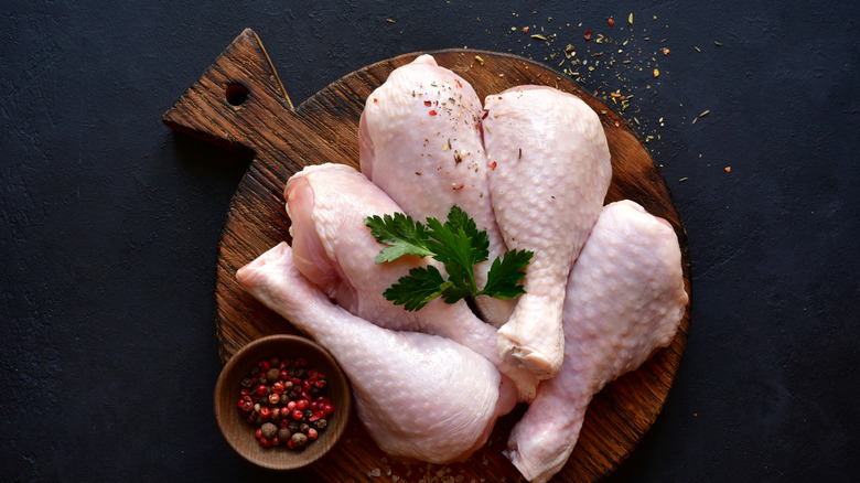 raw chicken drumsticks