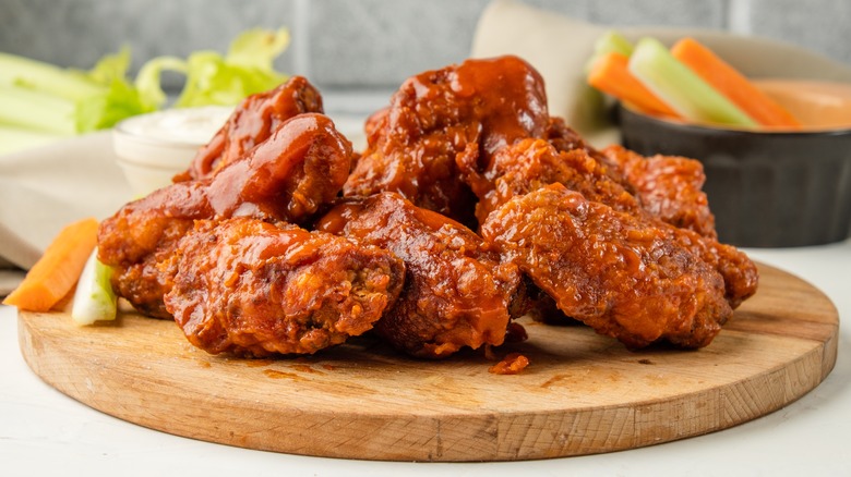 Crispy fried chicken wings