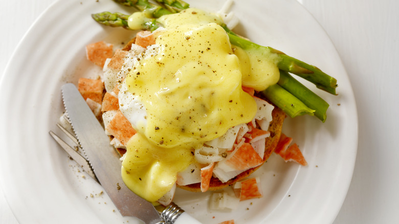 Eggs Benedict with asparagus