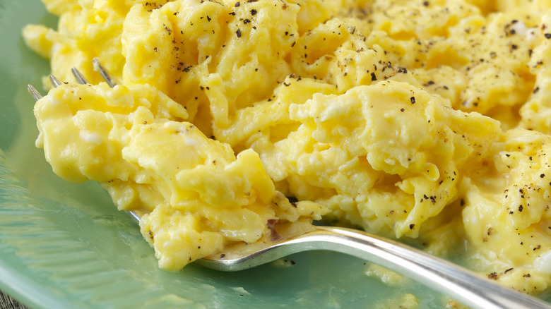 Scrambled eggs on a plate