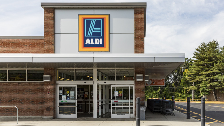 Aldi storefront exterior