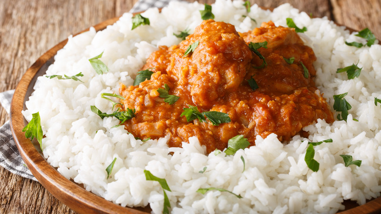 chicken dhansak curry with rice in bowl