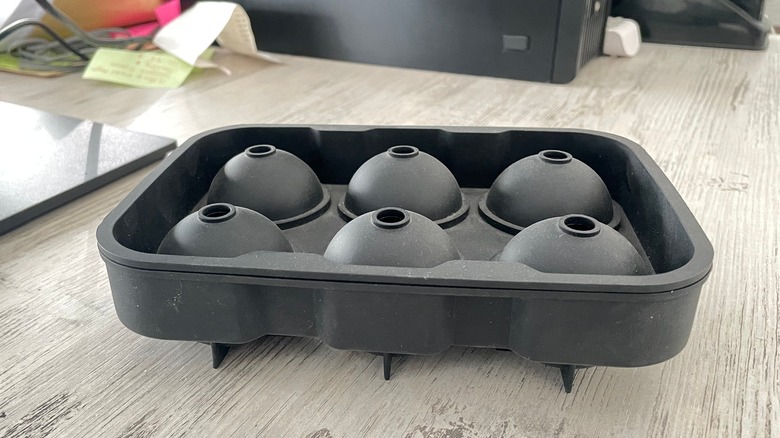 Round ice cube tray