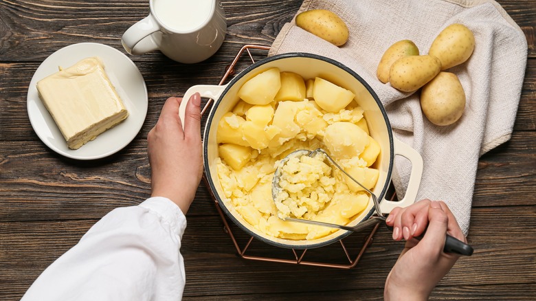 hand mashing potatoes