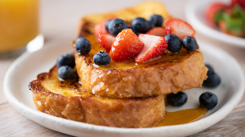 French toast with berries