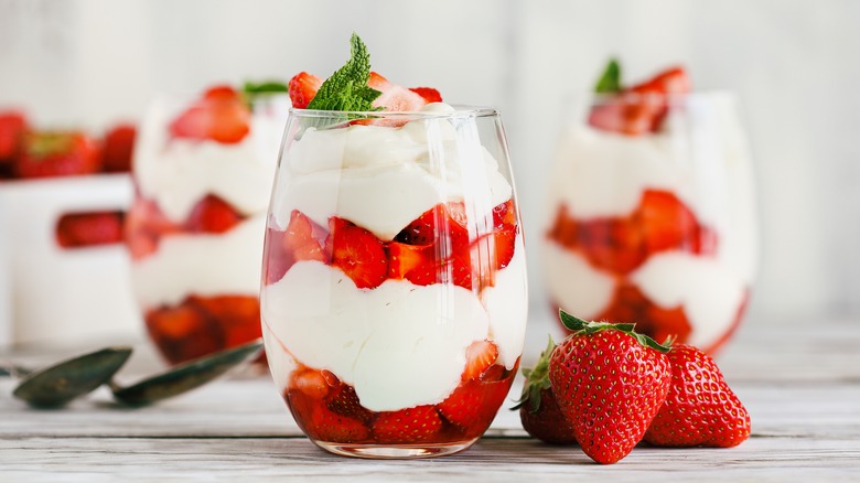 Fresas con crema in glasses