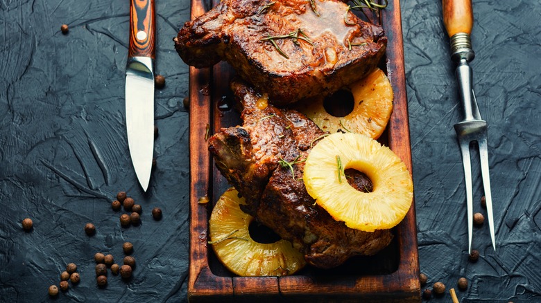 Steak with pineapple rounds