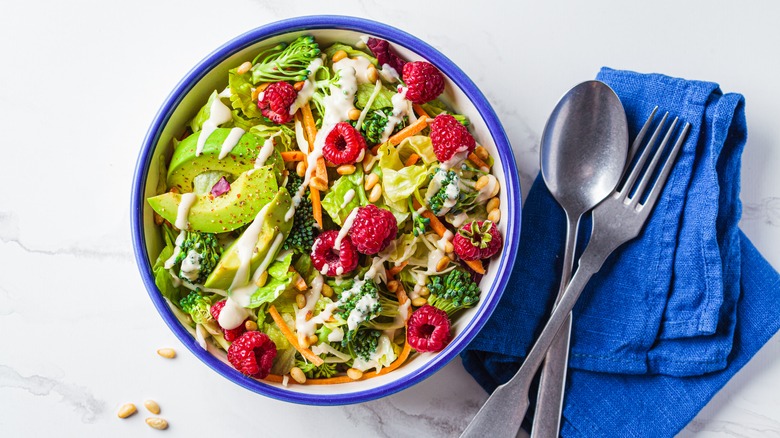 avocado and raspberry salad