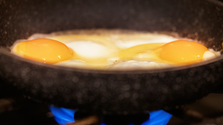 Frying eggs in cream