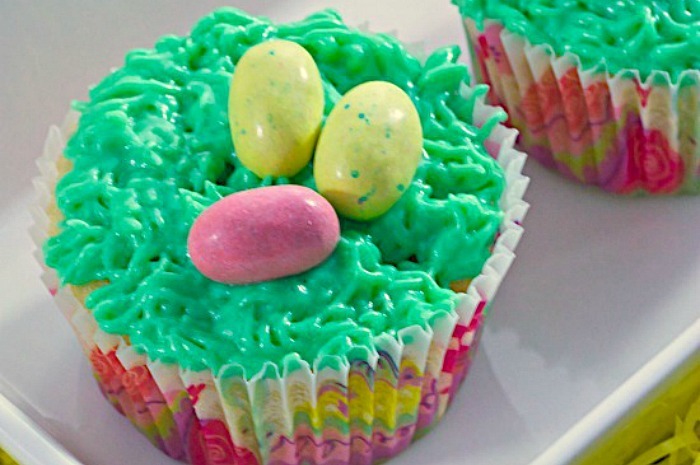 Cute Bird's Nest Easter Cupcakes