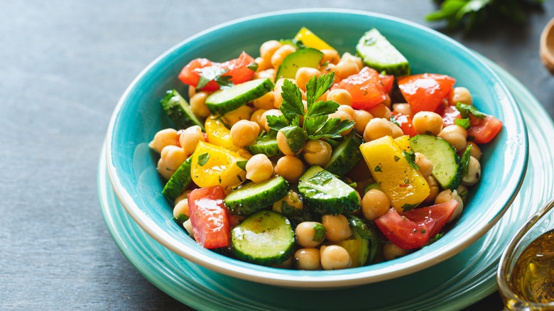 Chickpea and vegetable salad 