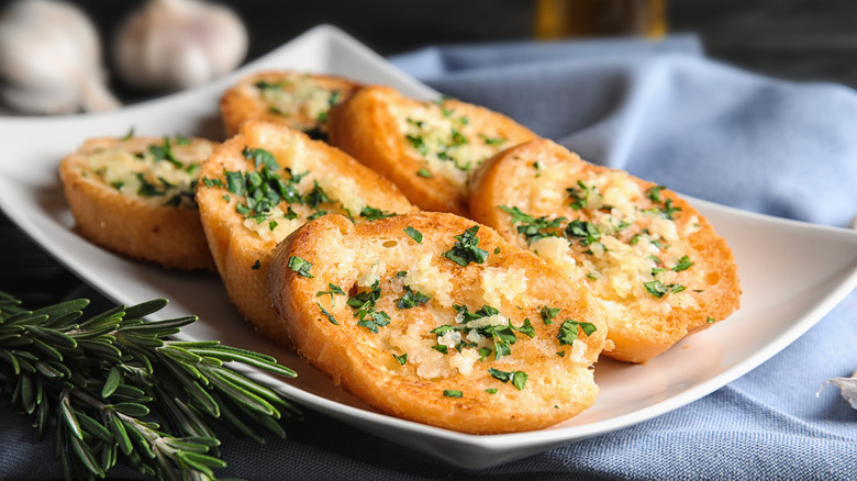 Sliced garlic bread on plate