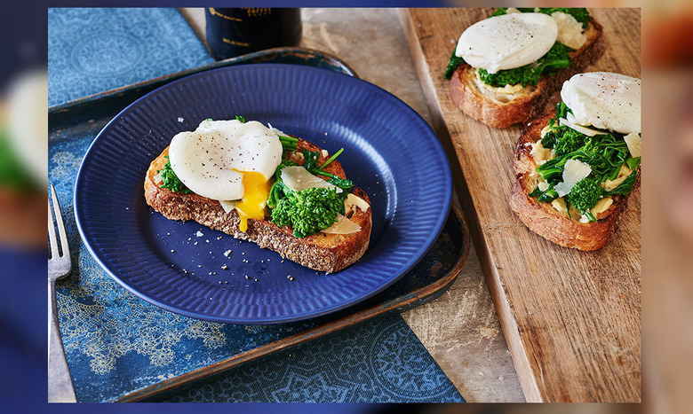 garlic toast broccoli rabe poached egg