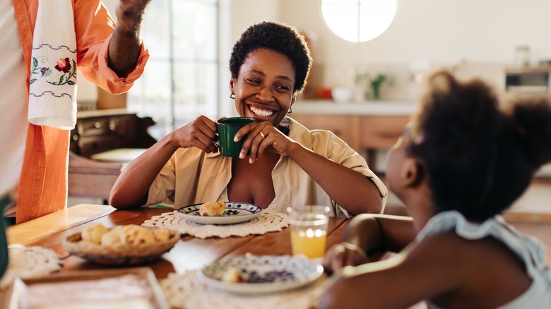 Family breakfast before school