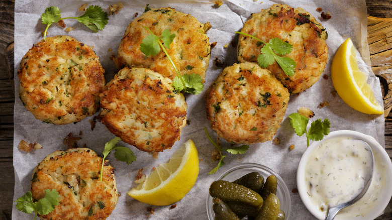 Crab cakes with tartar sauce