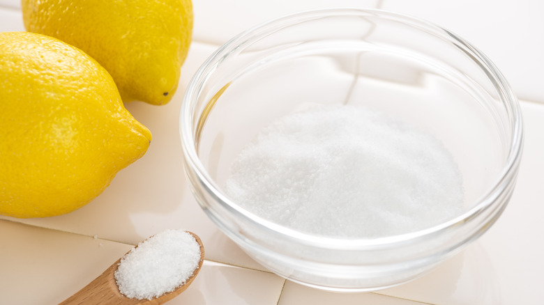 Bowl of citric acid and lemons