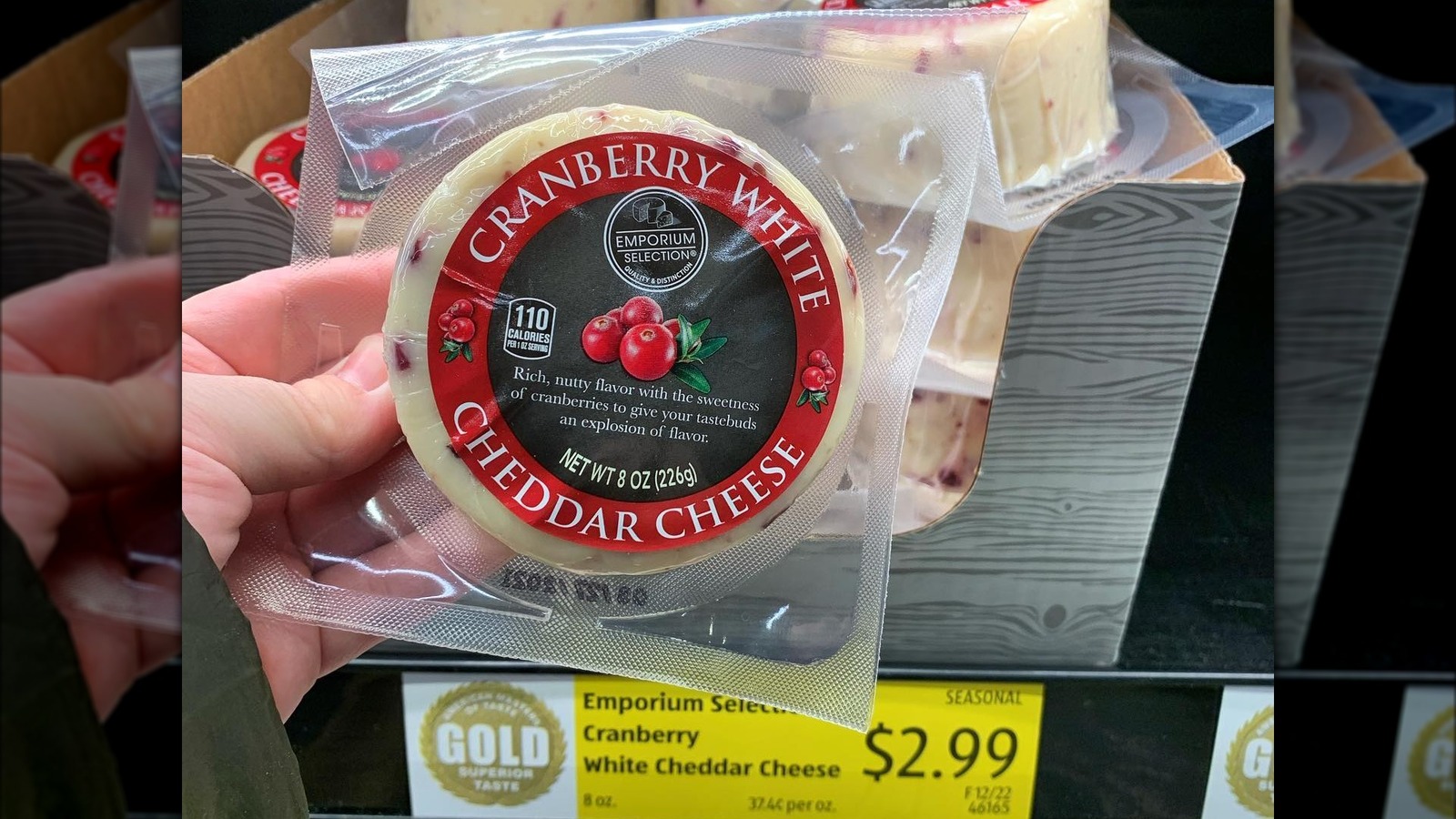 https://www.thedailymeal.com/img/gallery/give-your-charcuterie-board-a-festive-touch-with-aldis-cranberry-white-cheddar/l-intro-1699542677.jpg