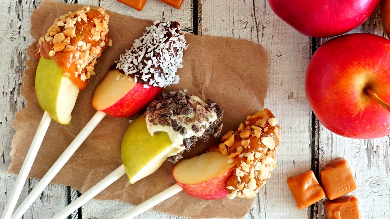 Caramel apple slices with toppings