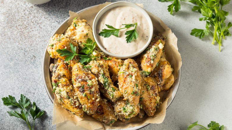 Wings with white sauce