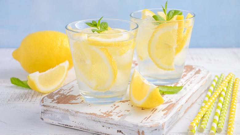 Drinks with lemon wedges