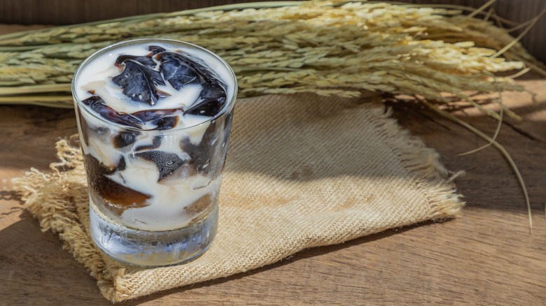 glass of grass jelly with milk