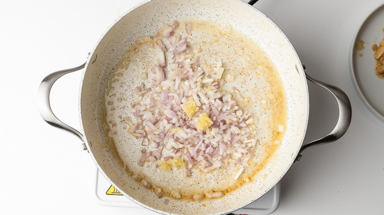 shallot and garlic in pan