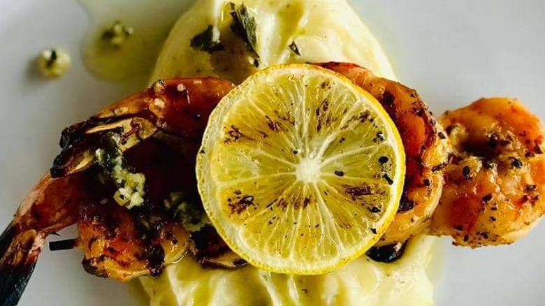 Grilled shrimp with grilled lemons