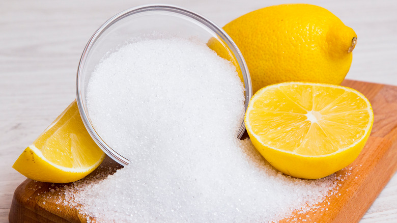 Lemons and citric acid powder