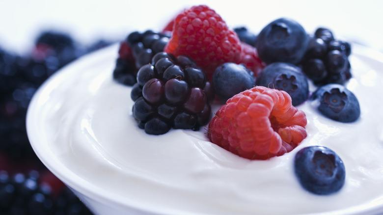 Yogurt with berries 