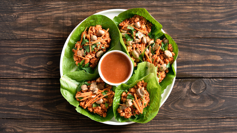 chicken lettuce wraps with sauce