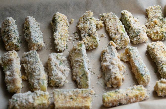 Healthy Baked Zucchini Fries With Avocado Aioli