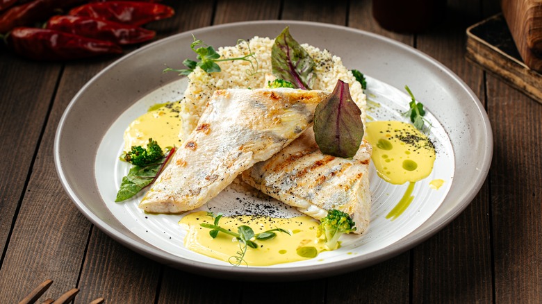 bearnaise sauce on fish