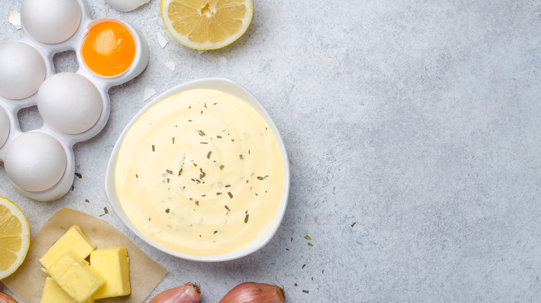 bearnaise sauce in a bowl