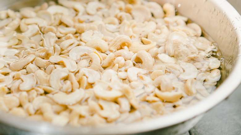 soaking raw cashews in water